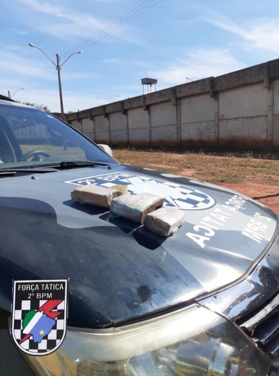 Polícia Militar apreende 1,5 kg de droga que seria arremessada dentro de presídio