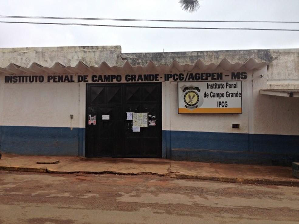 Preso nega R$ 10 a colega de cela, em Campo Grande, é agredido com chute e perde o olho esquerdo Preso nega R$ 10 a colega de cela, em Campo Grande, é agredido com chute e perde o olho esquerdo