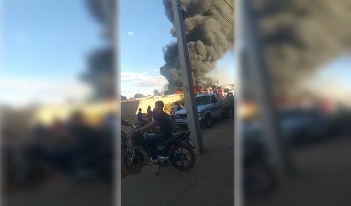 Incêndio em garagem de ônibus assusta moradores do Jardim Glória, em Três Lagoas