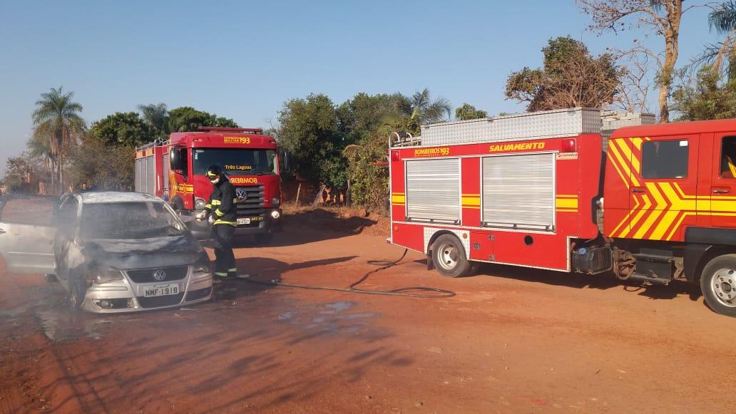 VW Polo fica destruído após incêndio no bairro Vila Verde