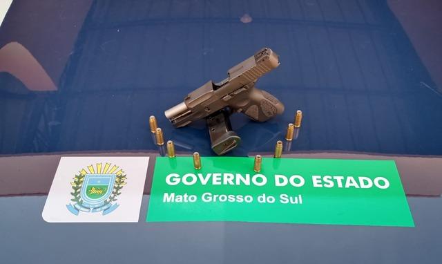 Após abordagem em veículo rebaixado, homem é preso com pistola .40