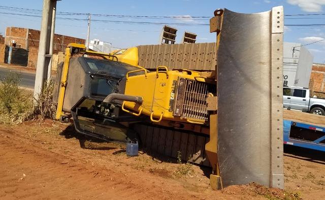 Homem tenta furtar trator e acaba tombando veículo em aterro sanitário
