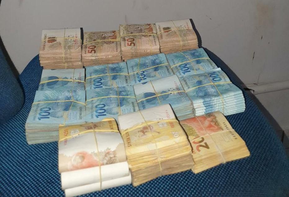 Mulher é barrada em prédio de luxo ao tentar sair da casa do ex com mais de R$ 142 mil em dinheiro 