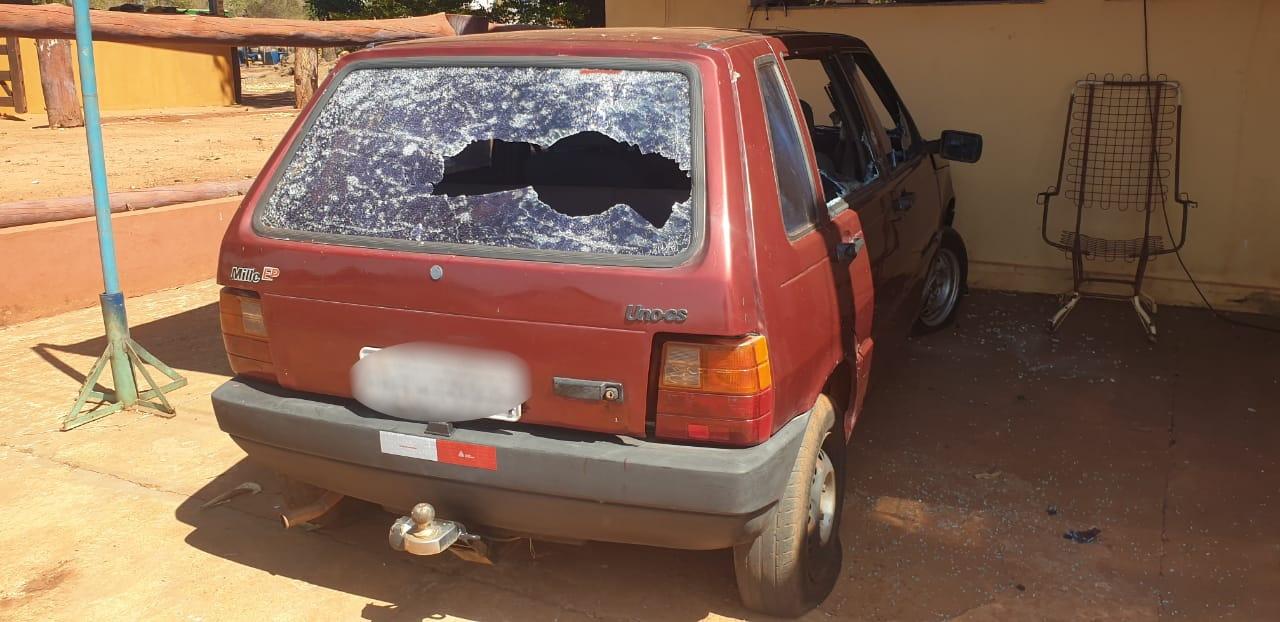 Homem agride companheira e destrói veículo após discussão na zona rural de Três Lagoas Homem agride companheira e destrói veículo após discussão na zona rural de Três Lagoas