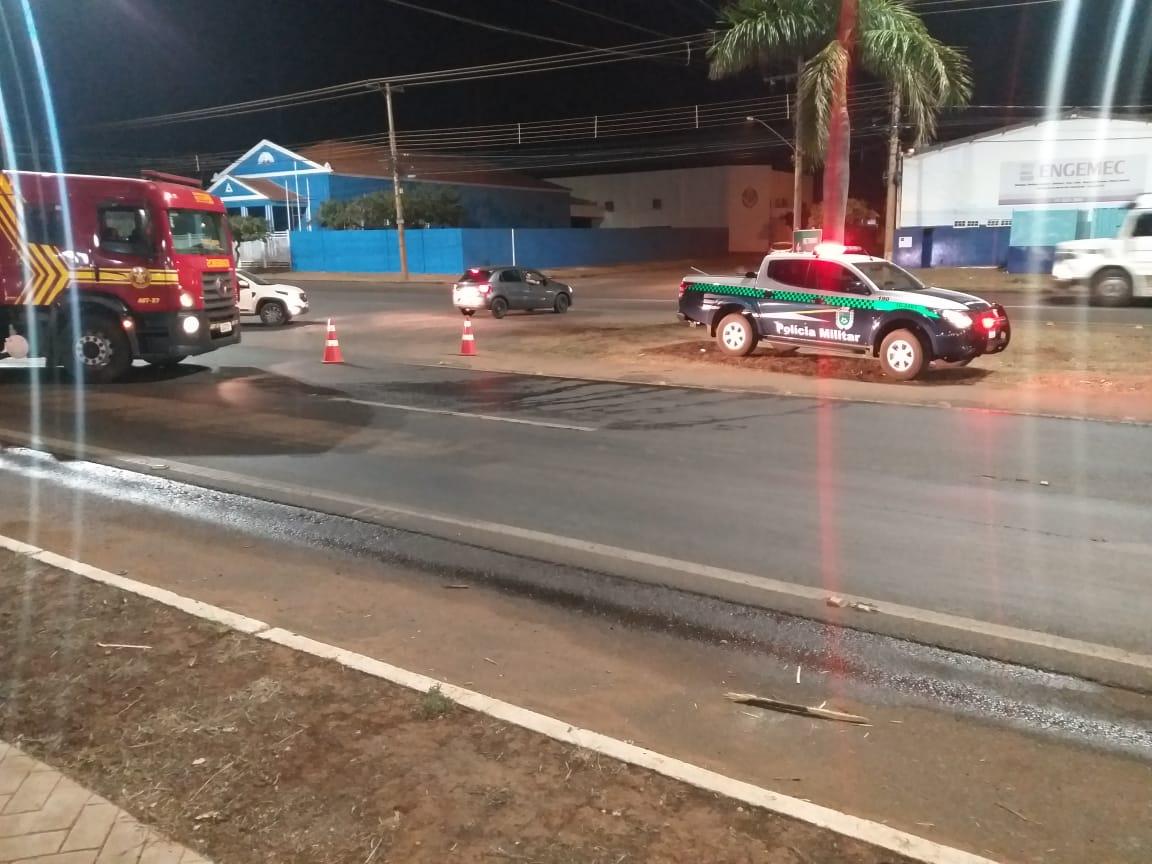 Caminhão derruba liquido em avenida e causa forte odor na região do Jardim Alvorada e Vila Alegre Caminhão derruba liquido em avenida e causa forte odor na região do Jardim Alvorada e Vila Alegre