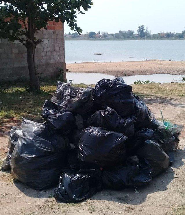 Garrafas, latinhas, bitucas de cigarro, sachês de ketchup e até marmitex estão entre os materiais retirados da 2º Lagoa 