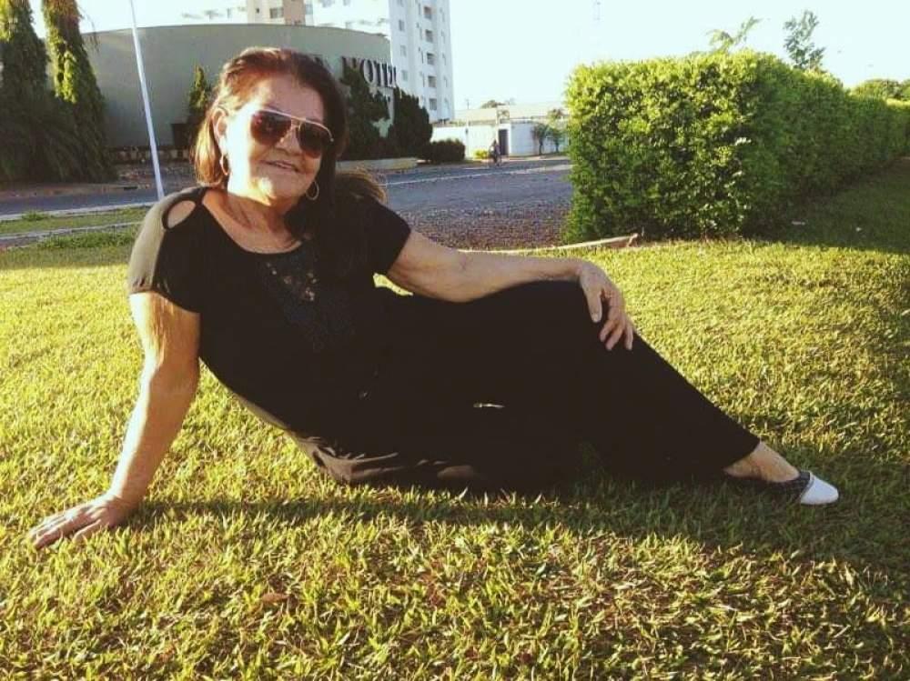Amigos, familiares e clientes dão o último adeus à cabeleireira Neila Maria