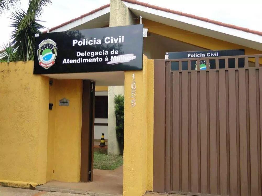 Após agressão, mulher tenta impedir ex de fugir e é arrastada no asfalto 