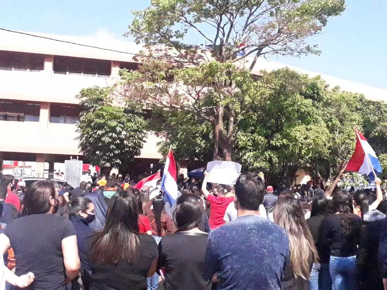 Atacadista também fecha e sobe para 1.000 total de demissões em um dia na fronteira 