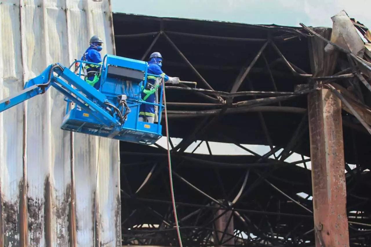 Depois de fumaça, cheiro de comida estragada é reclamação no entorno do Atacadão