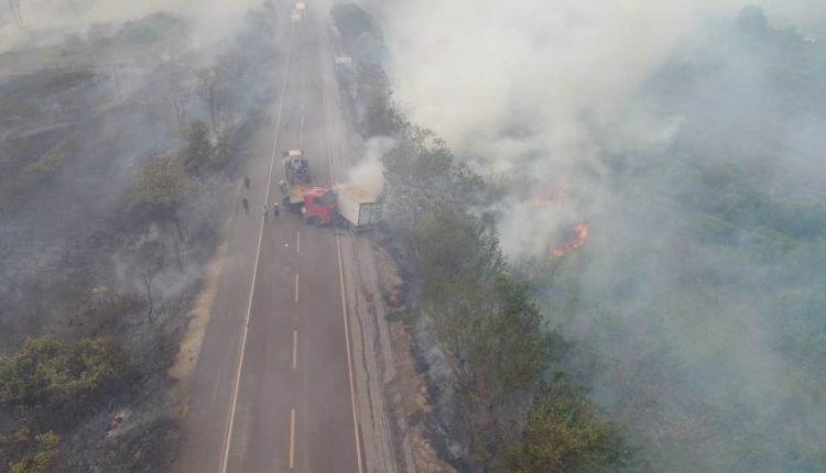 Em região tomada pela fumaça, caminhões batem de frente e um morre na BR-262