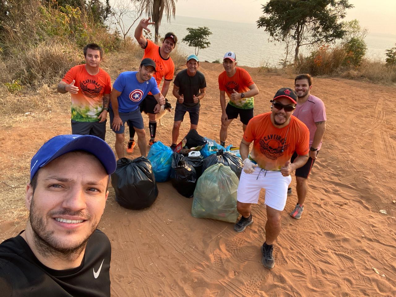 Grupo faz limpeza na 