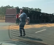 Internauta flagra acidente com carreta na divisa entre Três Lagoas e Castilho 