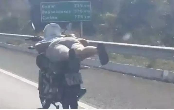 Motociclista filmado fazendo manobra "superman" terá de pagar R$ 6 mil em fiança Motociclista filmado fazendo manobra