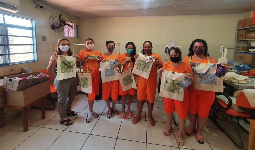 Reeducandas confeccionam kits lúdicos para crianças internadas no Hospital Auxiliadora