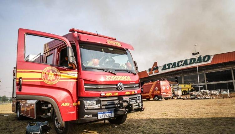 Risco de desabamento: Bombeiros já usaram mais de 365 mil litros de água no Atacadão