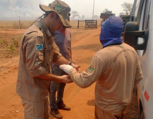 Trabalhador fica ferido ao tentar combater incêndio; bombeiros realizaram atendimento à vítima