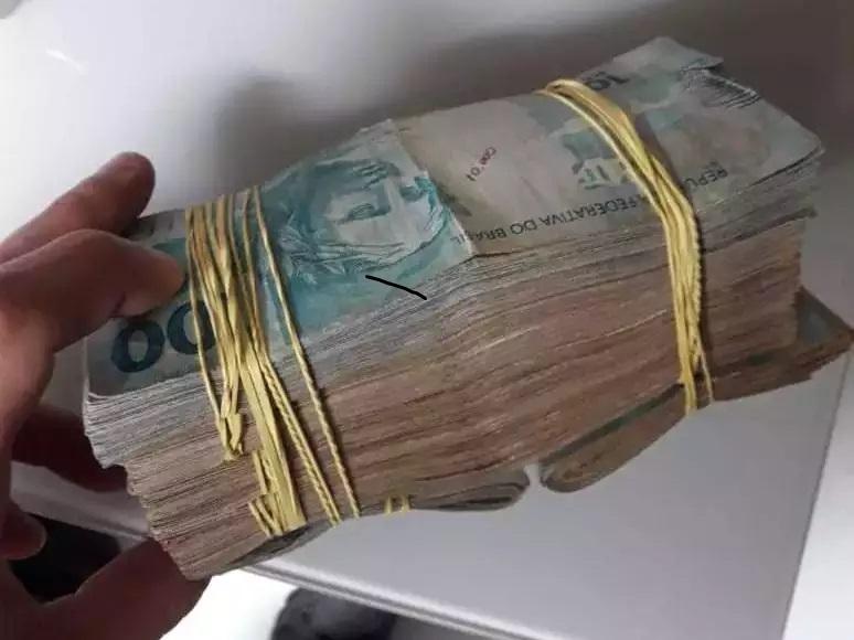 Quase R$ 34 mil em dinheiro, colar e pulseira são apreendidos com dois homens em operação da Polícia Civil 