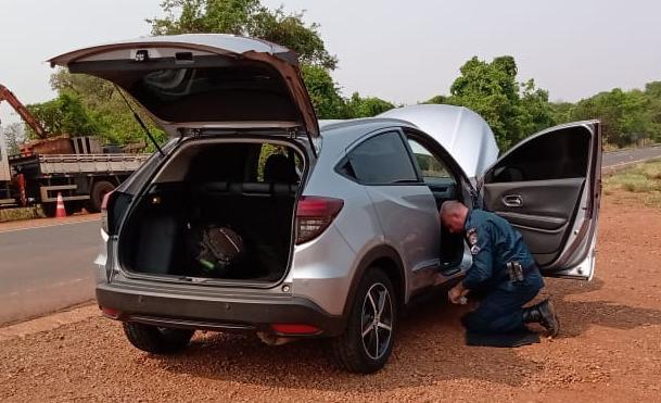 Dupla que estava em carro de luxo receberia R$ 1,1mil para levar veículo até Dourados-MS