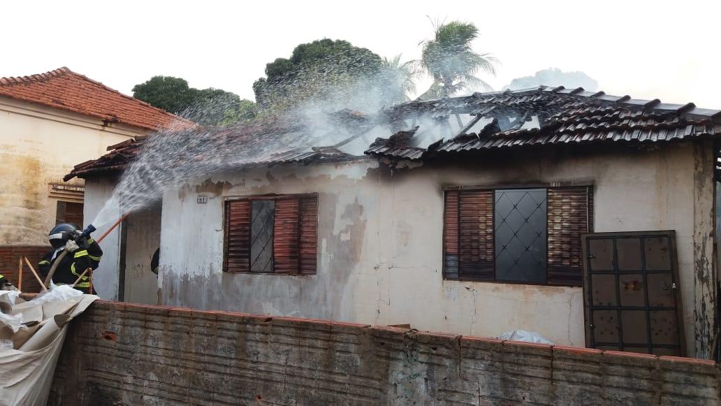 Surtado, homem briga com a mulher e ateia fogo em recicláveis que destrói residência no Nossa Senhora Aparecida Surtado, homem briga com a mulher e ateia fogo em recicláveis que destrói residência no Nossa Senhora Aparecida