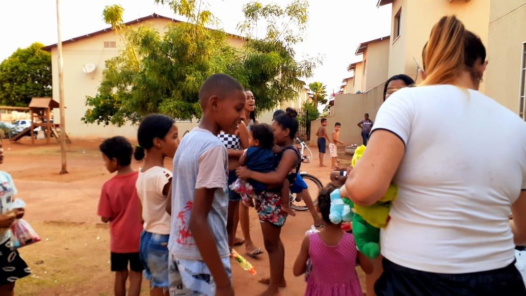 Garçom "Daniel e Pisca" se unem e levam cachorro quente, doces e presentes as crianças do Novo Oeste Garçom