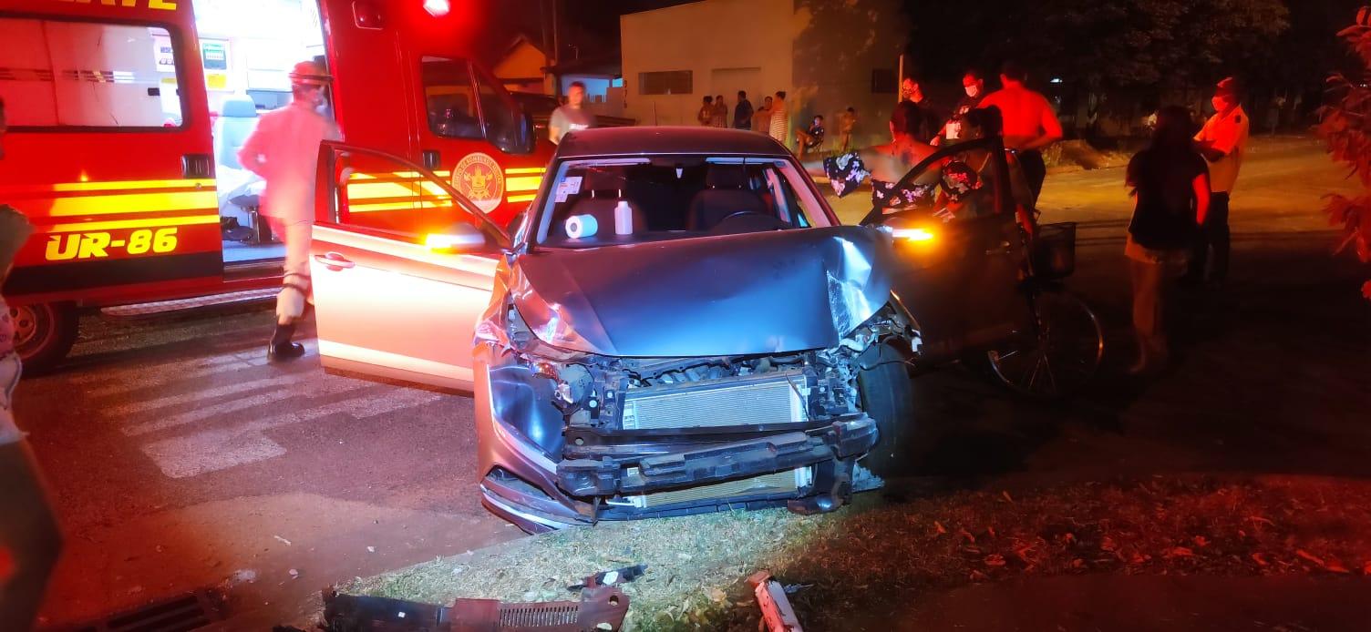Idoso passa mal e bate em carro parado no Parque São Carlos Idoso passa mal e bate em carro parado no Parque São Carlos