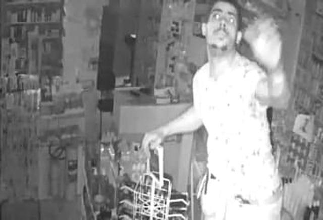 Polícia ainda procura por ladrão que invadiu e furtou farmácia em Três Lagoas Polícia ainda procura por ladrão que invadiu e furtou farmácia em Três Lagoas