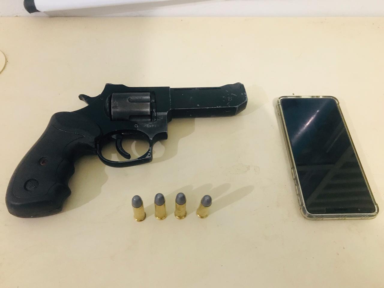 Homens que estavam em Toyota Hilux e fizeram ameaças com arma de fogo são presos pelo Tático da PM