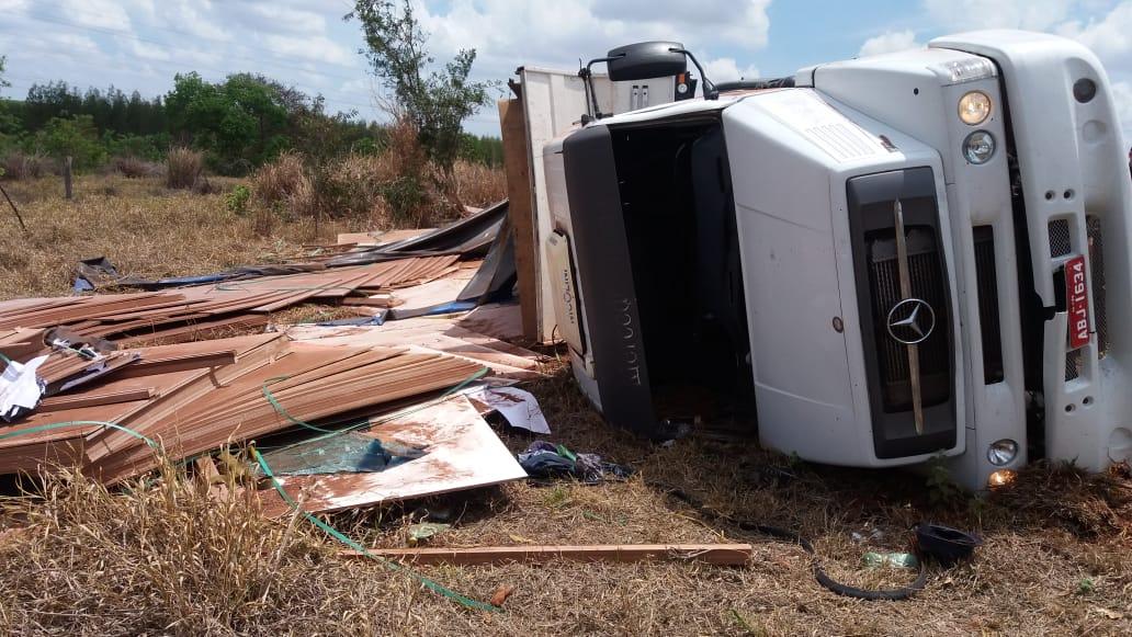 Motorista que tombou caminhão em curva da BR-262 disse que a carga teve um 