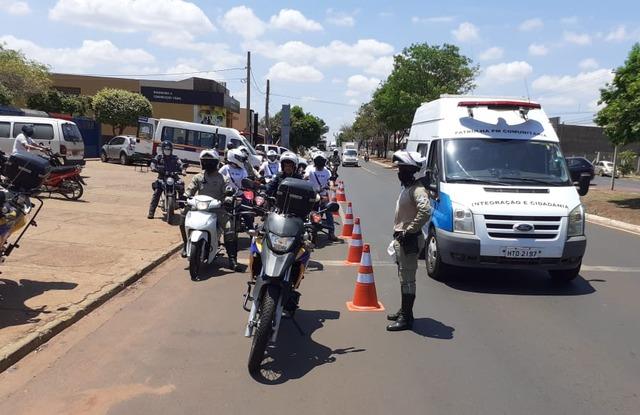 Blitz aplicou 12 multas nesta sexta-feira aos condutores que passavam pela Av. Capitão Olinto Mancini Blitz aplicou 12 multas nesta sexta-feira aos condutores que passavam pela Av. Capitão Olinto Mancini