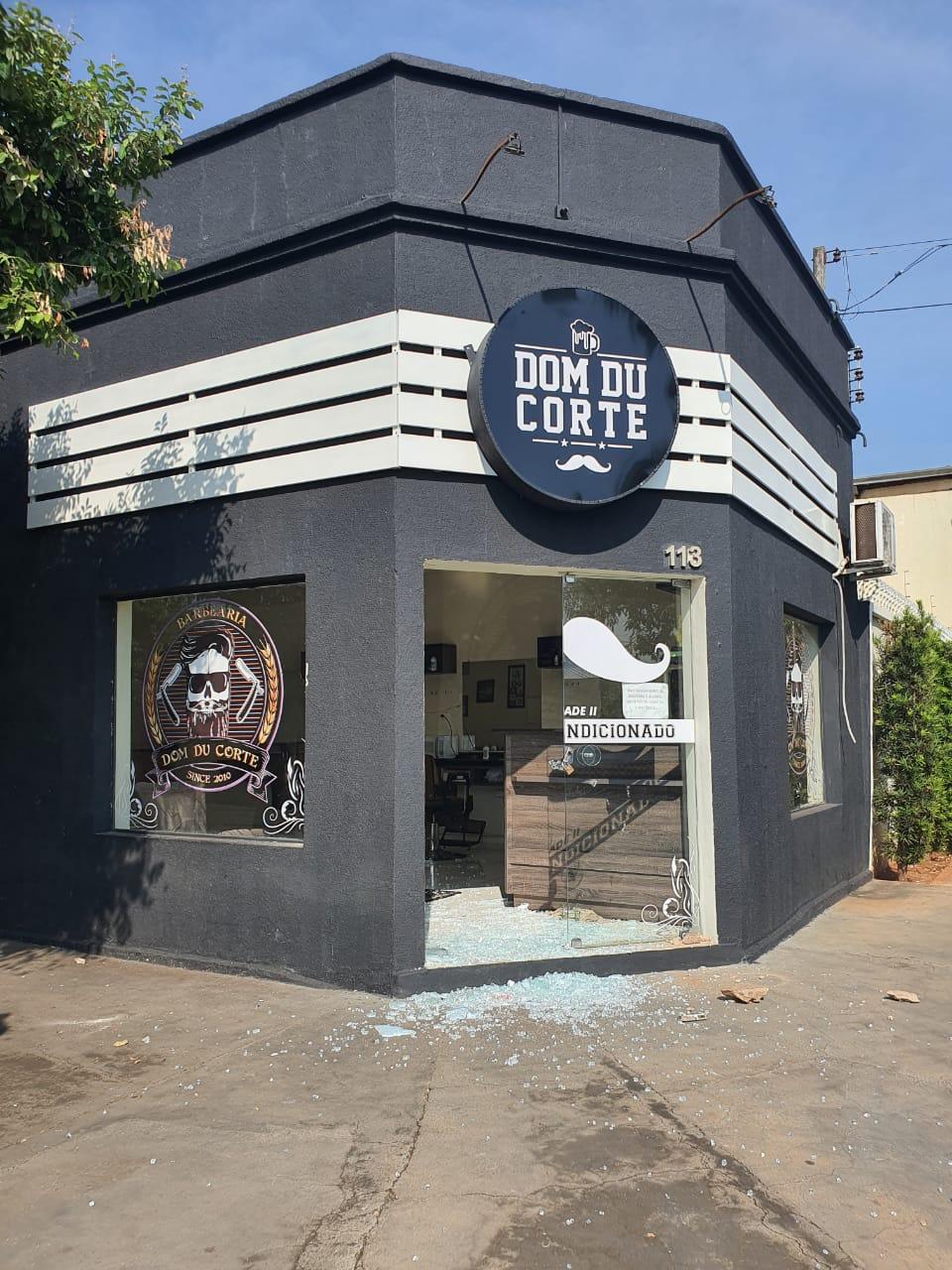 Barbearia no Centro é invadida e furtada na madrugada deste domingo Barbearia no Centro é invadida e furtada na madrugada deste domingo