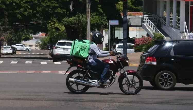 ‘Além de preto é enrolado’: motoentregador sofre racismo após demora no pedido