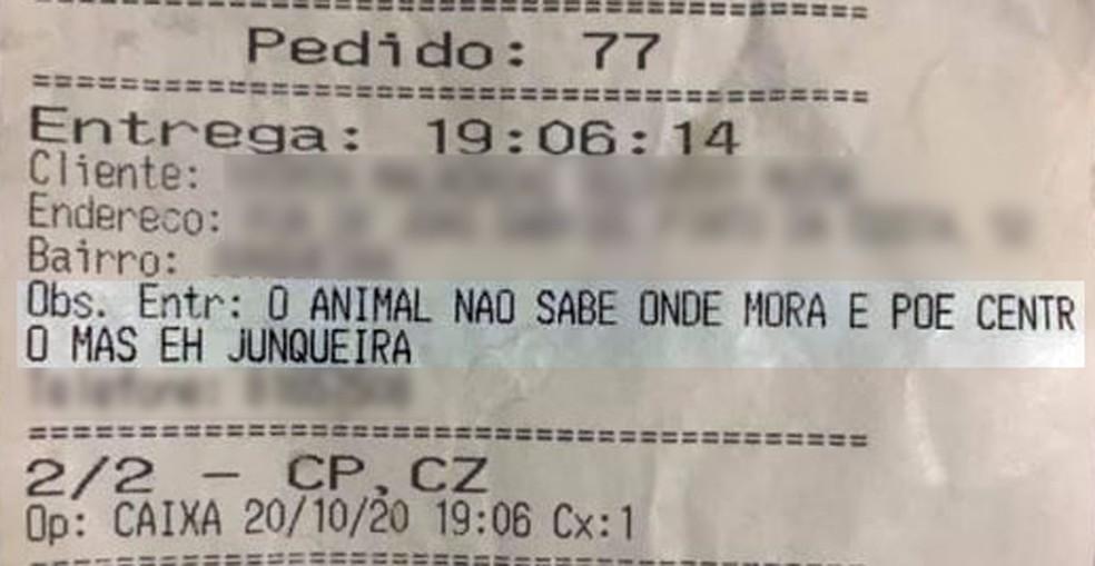 Caixa de restaurante é demitido após comentário ofensivo sobre cliente: ‘O animal não sabe onde mora’