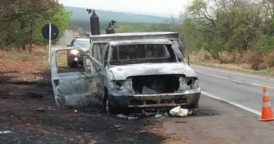 Caminhão carregado com equipamentos de solda pega fogo na BR-262 e motorista sai ileso 