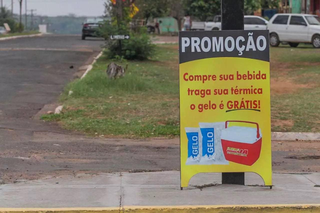 Debaixo de 40 graus do calor de Ribas do Rio Pardo, moradores apelam ao 