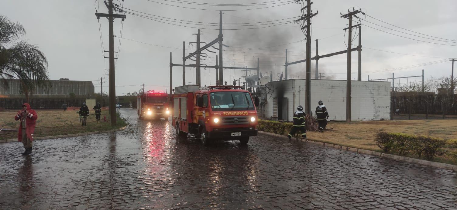 Mesmo debaixo de chuva, bombeiros controlam incêndio em subestação de empresa têxtil no Distrito Industrial