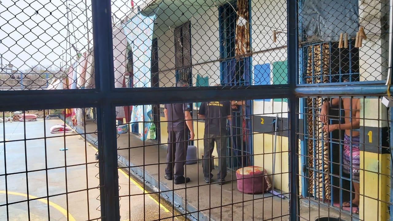 Presos armados brigam e PM cerca presídio para evitar fugas neste domingo