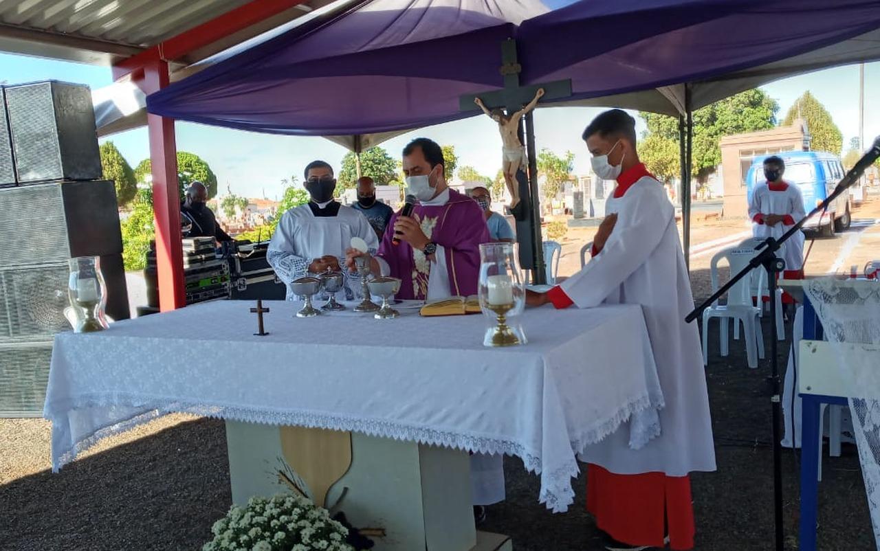 Primeiro dia de homenagens aos Finados é marcado por missa no Cemitério Municipal de Três Lagoas Primeiro dia de homenagens aos Finados é marcado por missa no Cemitério Municipal de Três Lagoas