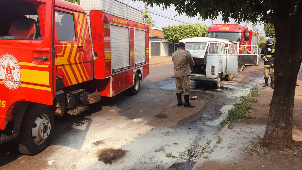 Susto: Kombi pega fogo no Santos Dumont e motorista escapa sem ferimentos 