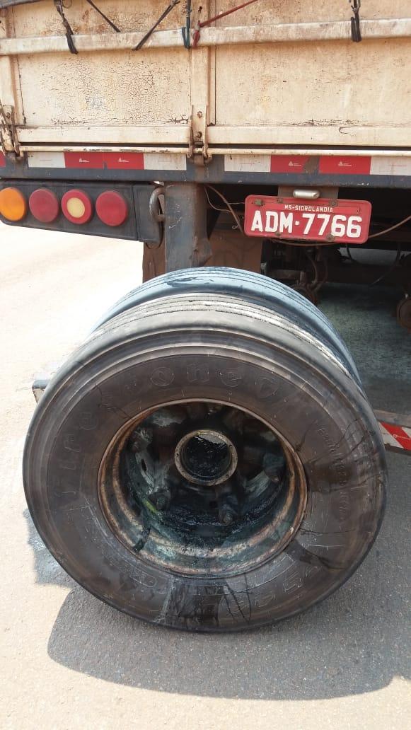 Susto na BR-158: Incêndio que começou em roda de carreta é apagado por motorista de caminhão Susto na BR-158: Incêndio que começou em roda de carreta é apagado por motorista de caminhão