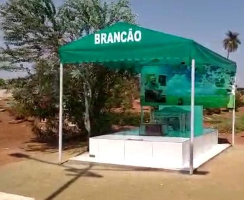 Túmulo é palco e toca chamamé do músico e compositor Brancão