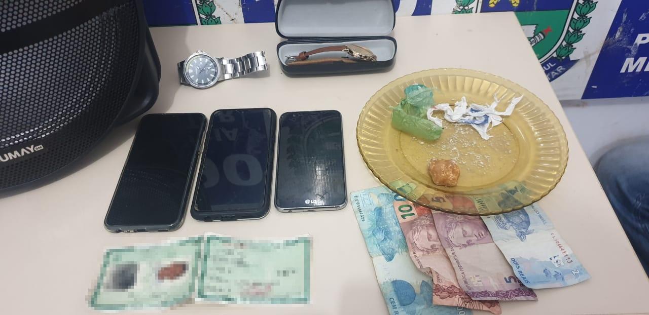 Ao notar a presença da PM, jovem tenta jogar celular e droga em vaso sanitário no Guanabara Ao notar a presença da PM, jovem tenta jogar celular e droga em vaso sanitário no Guanabara