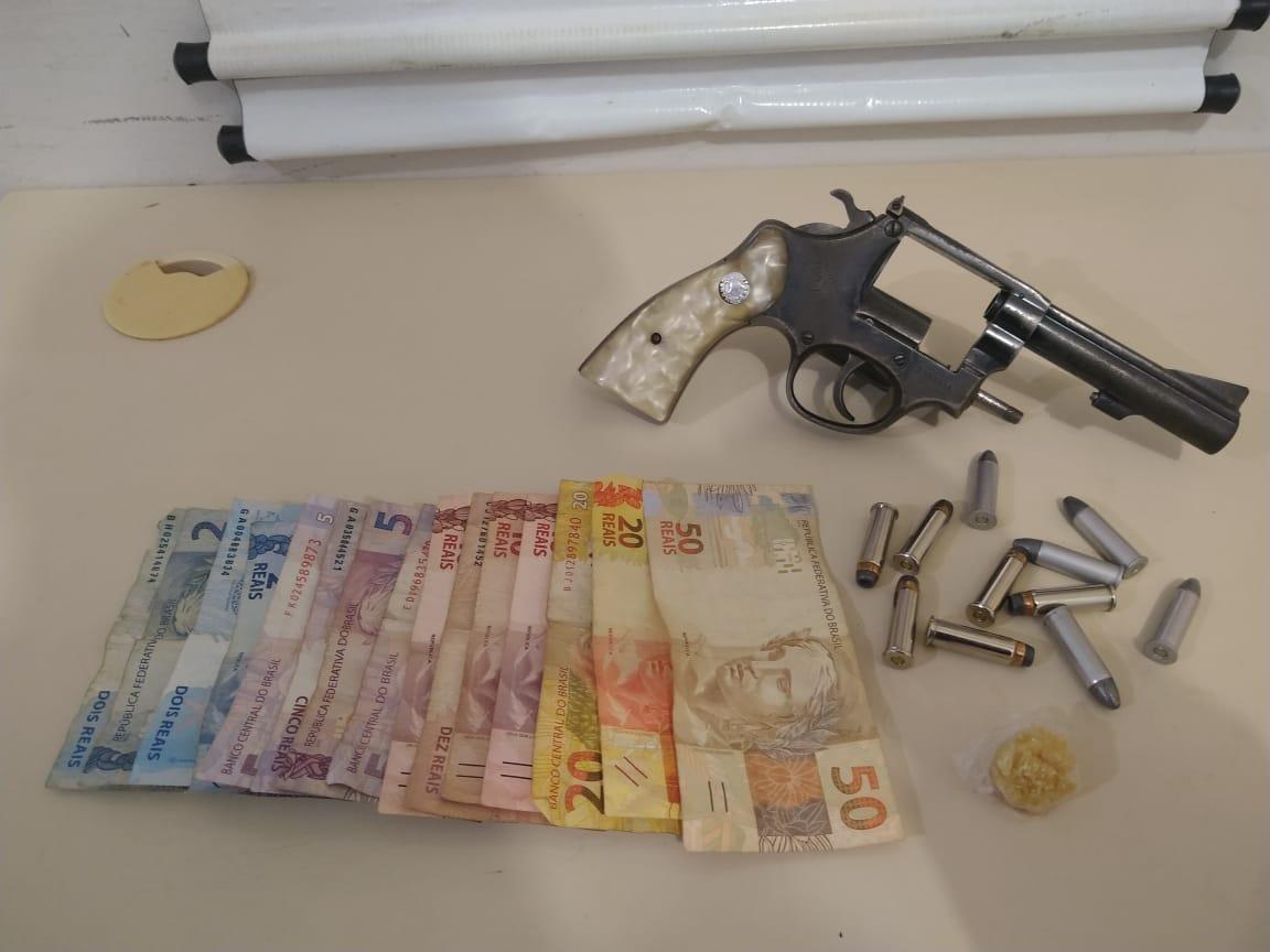 Jovem detido com droga estava com revólver escondido embaixo do colchão da cama do pai   