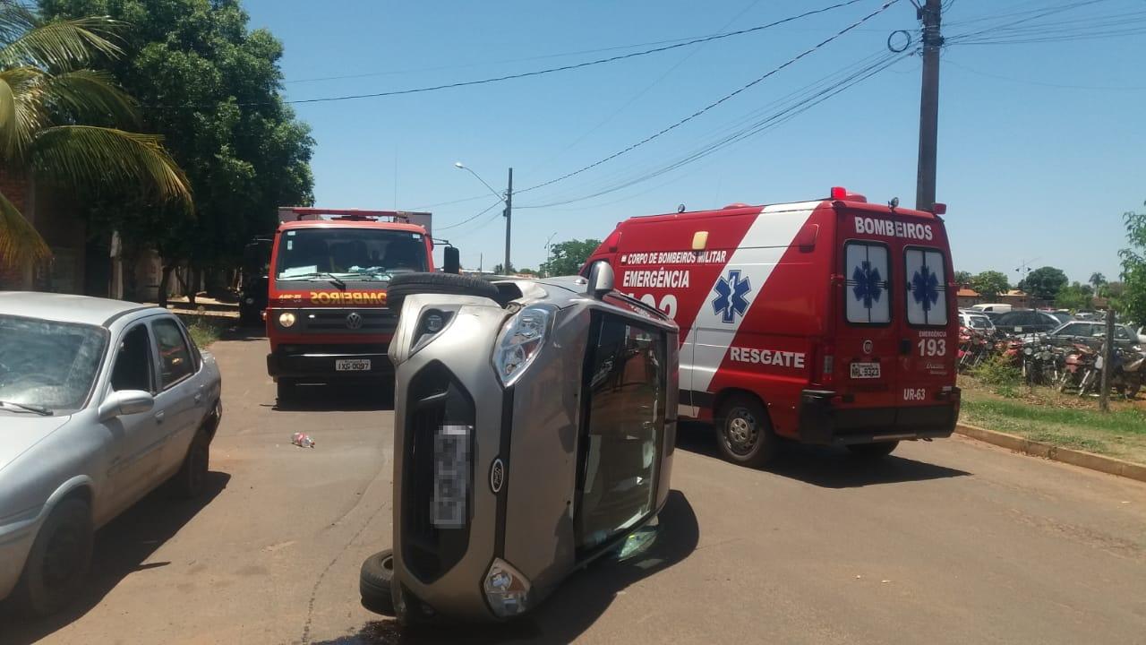 Motorista bate em carro parado e tomba veículo ao lado do Detran de Três Lagoas Motorista bate em carro parado e tomba veículo ao lado do Detran de Três Lagoas