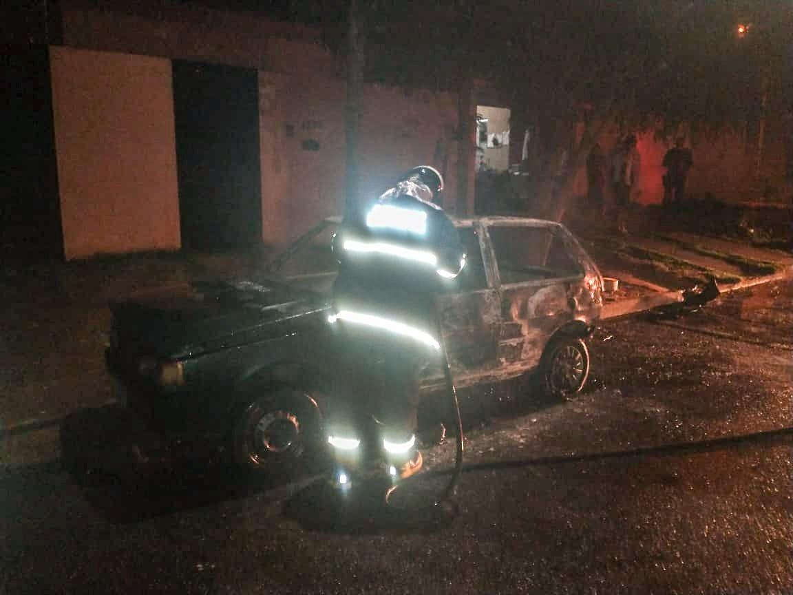 Incêndio em veículo e em residência mobiliza equipes do Corpo de Bombeiros Incêndio em veículo e em residência mobiliza equipes do Corpo de Bombeiros