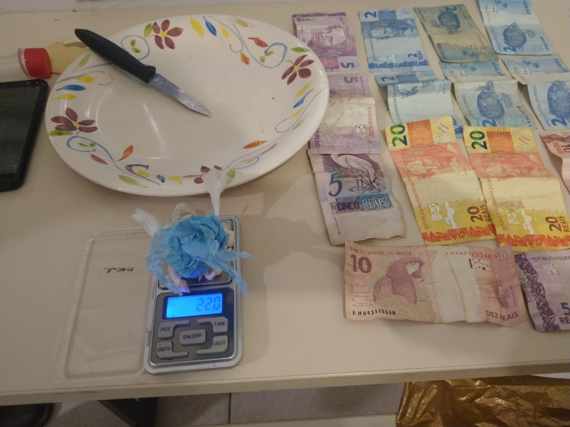 Polícia flagra o exato momento em que suposto traficante vendia crack para usuário