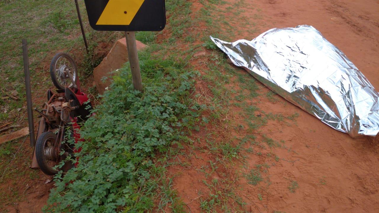 Motociclista morre após bater contra estrutura de concreto edificada às margens de estrada