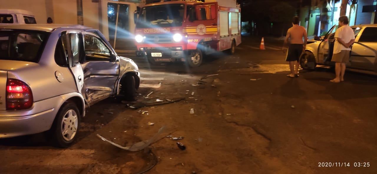 Acidente grave entre dois veículos na madrugada deste sábado deixa três pessoas feridas 