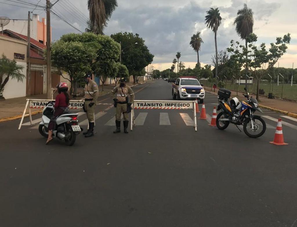 Trânsito é interditado e tendas são montadas em frente ao Cartório Eleitoral para apuração das eleições