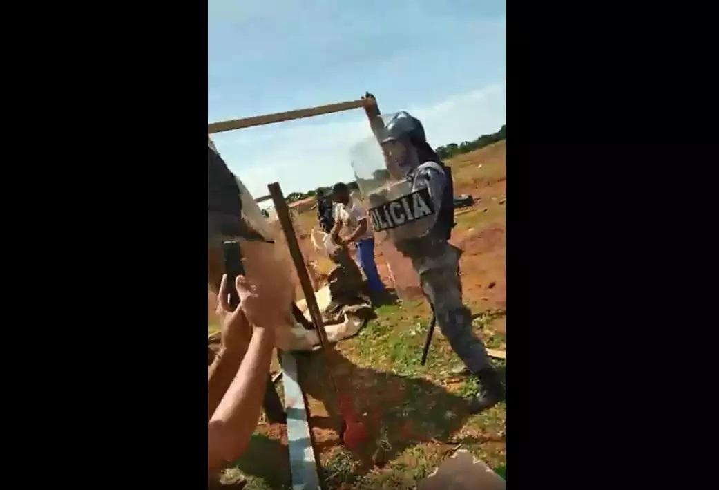 Barracos são destruídos e 